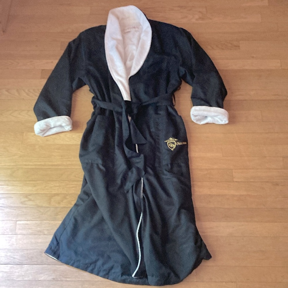 The robe works size large luxury vintage dark green 3 pocket embroidered robe
